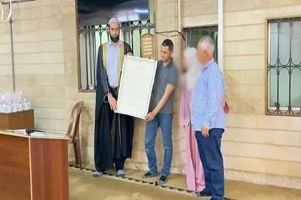 لبنان: دار القرآن للحفظ والتلاوة تقيم مجلس تسليم بالإجازة لطالبة جديدة 