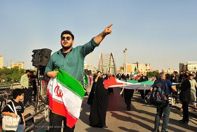 زنجیره انسانی در محکومیت تهدیدات حمله به پل‌ها و نیروگاه‌ها در اهواز