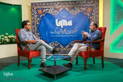 خبرنگاران مشغول کارند