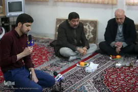 حضور جمعی از جامعه قرآنی در منزل مرحوم استاد عباس رنجبر، پیشکسوت قرآنی