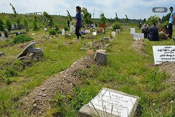 Almanya'da Müslüman mezarlığına gamalı haçlı saldırı