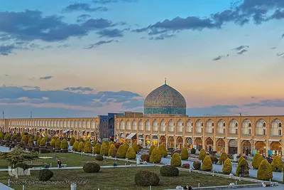 آسمان آبی شهر گنبد‌های فیروزه‌ای