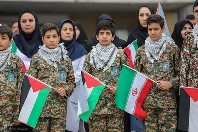 زنجیره انسانی دانش آموزان و کادر درمان تبریز در حمایت از مظلومان غزه‎