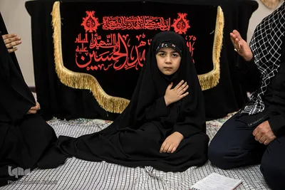 طهورا دختر این خانواده هر روز به همراه پدر و مادرش عزاداری می‌کند