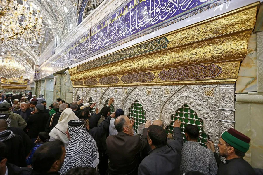 پنجره ضریح شهدای کربلا به روی زائران گشوده شد