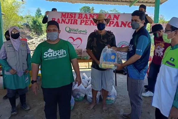 Berbeza agama tetapi membantu dengan sifat kasih sayang