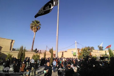 اهتزاز پرچم متبرک به نام امام حسین (ع) در بین الحرمین شیراز‎‎‎‎