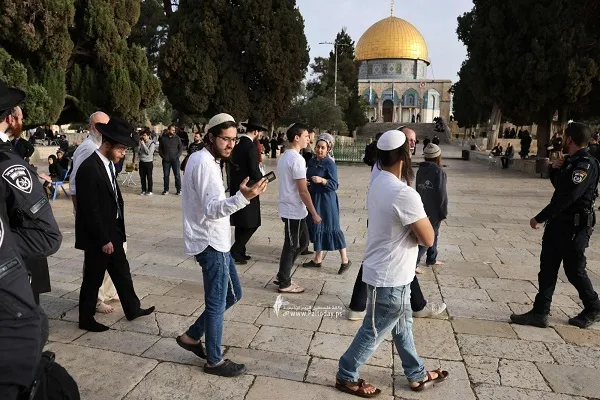 مئات المستوطنين يقتحمون الأقصى بحماية قوات الاحتلال