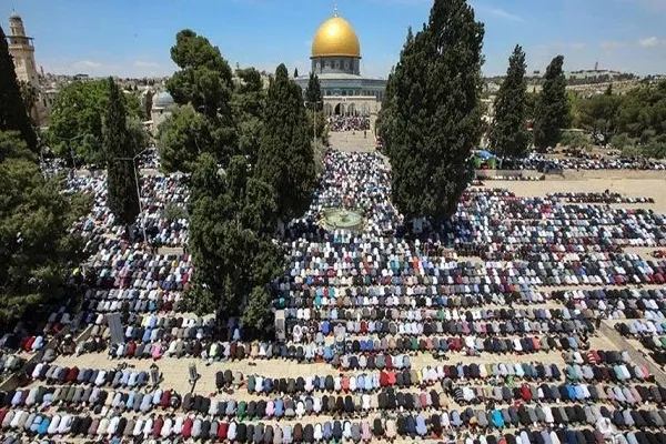 عشرات الآلاف يؤدون صلاة الجمعة في المسجد الأقصى