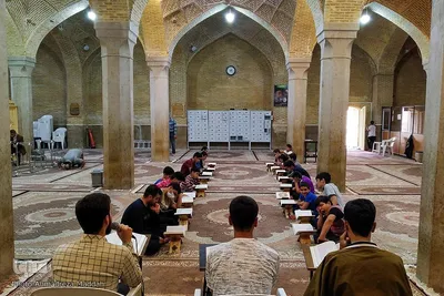 جزء خوانی دانش آموزان در شبستان مسجد وکیل شیراز