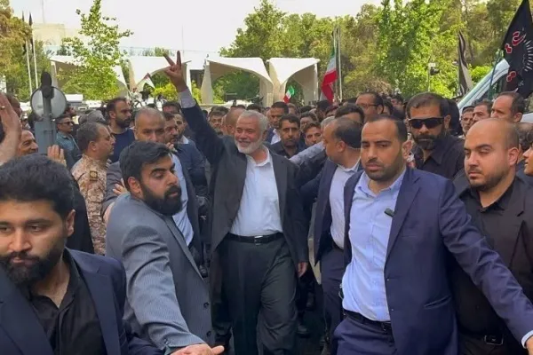 اعضای شورای دانشگاه تهران در مقابل سردر اصلی دانشگاه تجمع می‌کنند