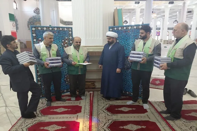 اهدای ۵۶۰ جلد قرآن کریم به مساجد هتک حرمت‌شده رشت