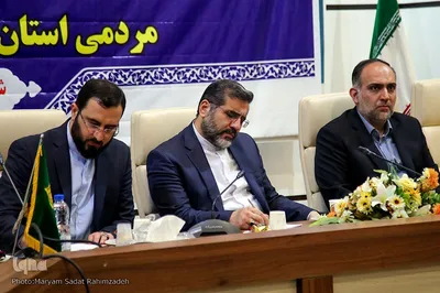 نشست صمیمانه فعالان مردمی فرهنگ و هنر استان فارس با محمدمهدی اسماعیلی، وزیر فرهنگ و ارشاد اسلامی