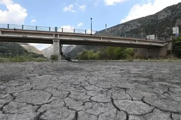 Francia: Musulmanes rezan por lluvia mientras una sequía sin precedentes golpea a Europa