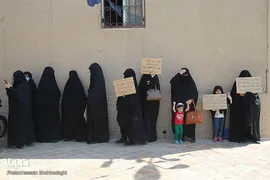 تجمع اعتراضی طلاب و دانشجویان قم در پی هتک حرمت روزنامه فرانسوی به پیامبر اسلام(ص)