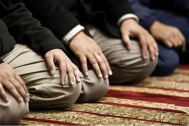İnsanlara xidmətlə birlikdə namaz qılmaq