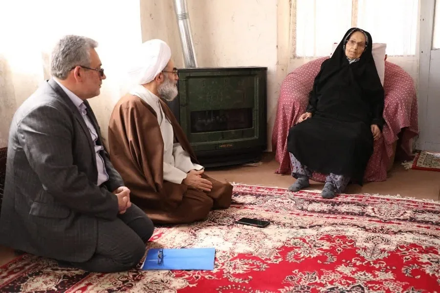 عزت ملت ایران در سایه اسلام و خون شهداست