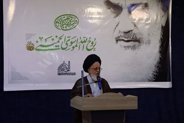 الإمام الخميني(قده) كان شجرةً طيّبة أنارت العالم بنور الإيمان + صور