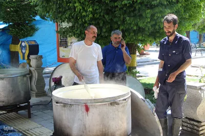 آماده سازی موکب‌ها و غرفه‌های فرهنگی و پذیرایی و دیگ‌های غذا به مناسبت روز غدیر در شهرستان ملایر