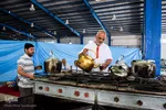 پخت غذا برای سیل‌زدگان خوزستانی توسط مواکب خمینی‌شهر