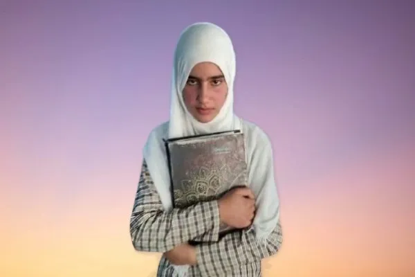 دختر ناشنوای کشمیری کل قرآن را کتابت کرد
