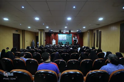 رونمایی از کتاب شعر منا منهای بسیاران