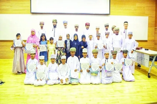 عمان: تكريم المجيدين في مسابقة حفظ القرآن بصلالة