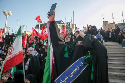 اقامه نماز بر پیکر مطهر رهبر شهید و خانواده ایشان به امامت آیت‌الله العظمی سبحانی 