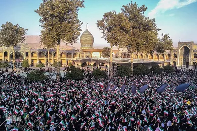 تجمع دانش‌آموزان شیرازی در یادبود شهدای دانش‌آموز حادثه تروریستی