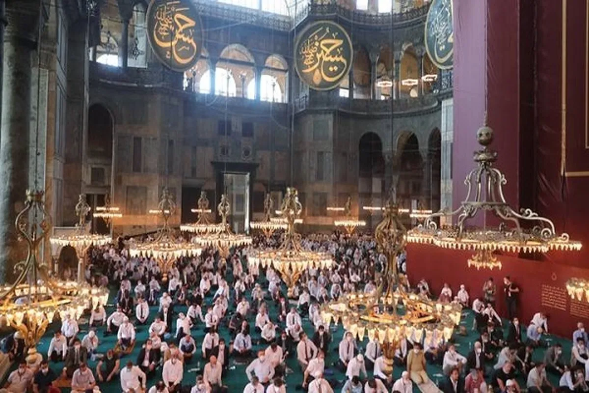 Ali Erbas dirige la prière collective à Sainte-Sophie