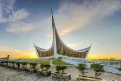 Masjid Raya Sumatera: Dari Desain Pribumi Hingga Atap Tanpa Kubah