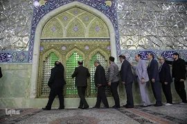 غبارروبی حرم حضرت معصومه(س) توسط جهادگران جهاددانشگاهی