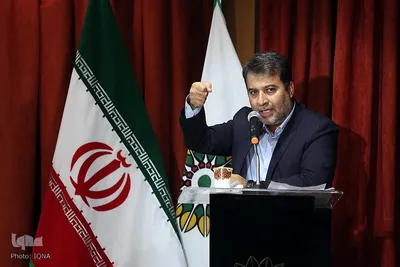 مرتضی رکن‌آبادی برادر شهید غضنفر رکن‌آبادی در مراسم رونمایی از کتاب شعر منا منهای بسیاران