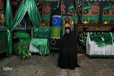 ثریا فرجی ۶۰ سال است که مراسم عزاداری امام حسین(ع) در دهه اول محرم را در خانه خود برگزار می‌کند.