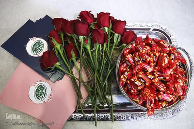  اهدای شاخه‌ای گل، شکلات و پیامی از سخنان گرانبهای امام زمان‌(عج) میان مسافران خارج از کشور فرودگاه امام خمینی(ره) توسط اعضای مؤسسه فرهنگی هنری جدار به مناسبت عید میلاد حضرت موعود(عج) 