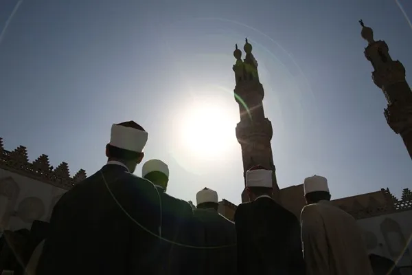 الأزهر يدين طعن مسلمتين بفرنسا وينتقد 