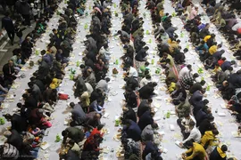 سفره افطاری حرم حضرت معصومه در شب میلاد امام حسن مجتبی(ع)