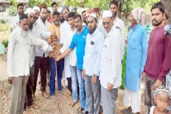 کاغذ نگر میں مسلم قبرستان کے تعمیراتی کاموں کا آغاز