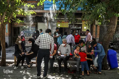 بازار تهران و افرادی که در حال صرف ناهار هستند. رعایت نکردن پروتکل های اجتماعی سبب انتشار ویروس کرونا است.