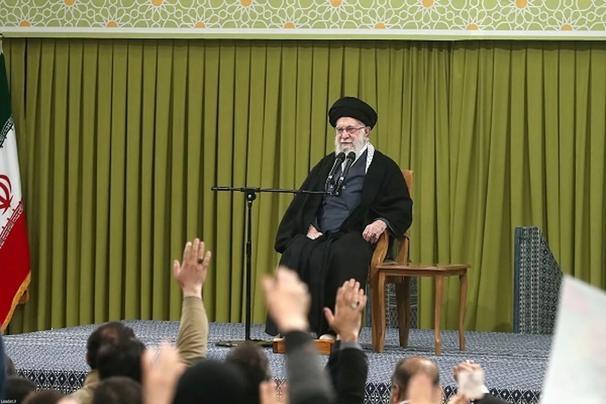 Wasomi na wanafikra wa dunia watangaza kumuunga mkono Ayatullah Khamenei