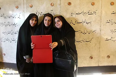 بازدید شرکت کنندگان مسابقات قرآن دانش آموزی از آرامگاه بابا طاهر