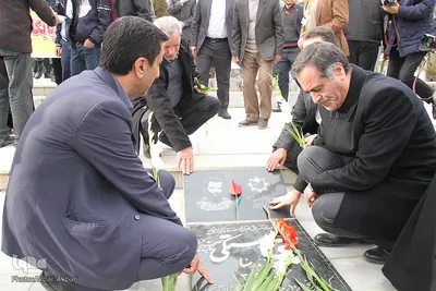 گلباران قبور شهدا در آستانه چهلمین سال انقلاب در شهرکرد