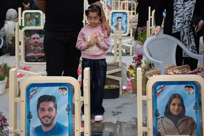 تجدید بیعت دختران و مادران اصفهانی با رهبر انقلاب در گلستان شهدا