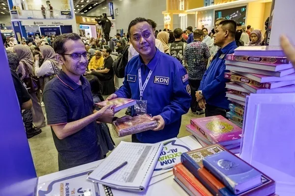 Pelaksanaan inisiatif menggantikan Al-Quran yang usang di Malaysia