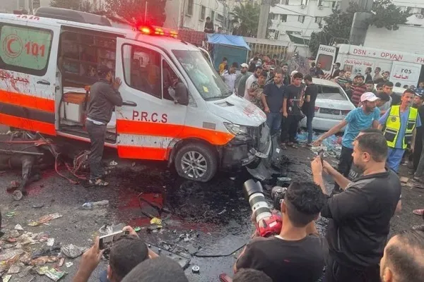 Israel ataca tres hospitales de Gaza, asesinando a decenas de palestinos