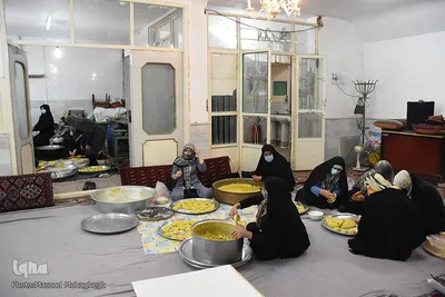 پخت و توزیع نان محلی در سمنان