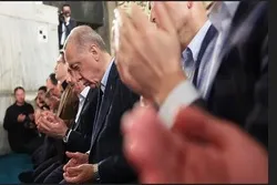 Erdogan yana karatun Alkur'ani a karshen yakin neman zabe a Masallacin Hagia Sophia da ke Istanbul