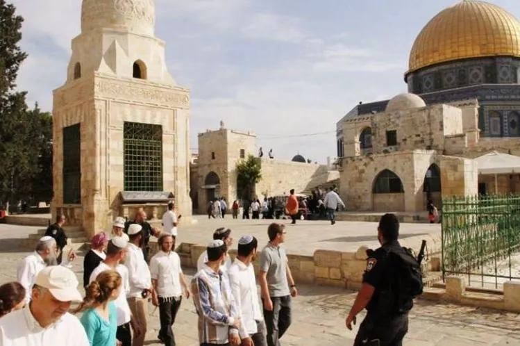 Gerusalemme, gruppi di coloni invadono al-Aqsa