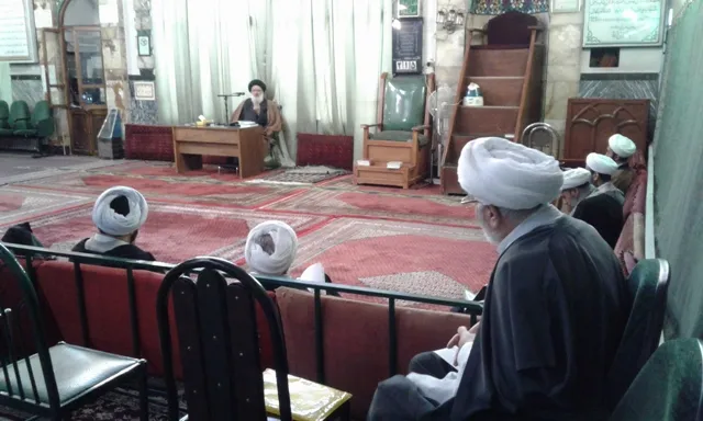 مرجع تقلیدی که مسجد را پایگاه فعالیت خود قرار داده است
