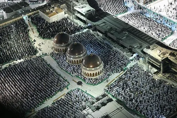 أكثر من مليونين ونصف المليون مصل يشهدون ختم القرآن بالمسجد الحرام + صور